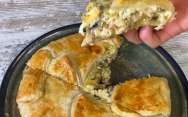 рецепт Пирог жульен с курицей и грибами, сыром и слоеным тестом