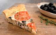 рецепт Пирог киш с тунцом, томатами и маслинами