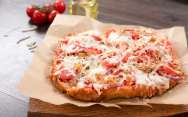 рецепт Быстрая пицца с тунцом и помидорами на хлебе