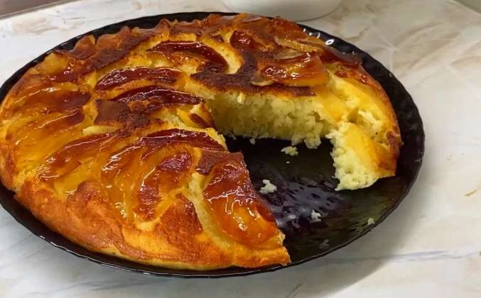 Видео Яблочный пирог на сковороде на плите рецепт