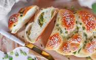 Хала хлеб с зеленым луком