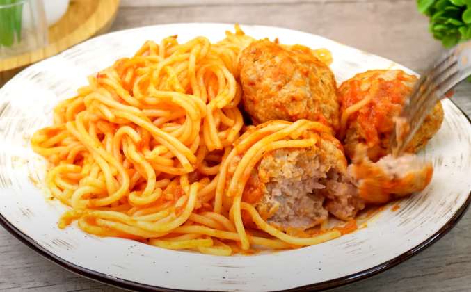 Паста спагетти с тефтелями в томатном соусе на сковороде рецепт