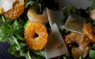 рецепт Праздничный салат с креветками, мандаринами, авокадо и рукколой