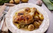 рецепт Курица с картошкой в сливочно-горчичном соусе с луком-порей в духовке