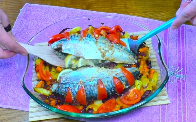 Запеченная рыба скумбрия с овощами в духовке рецепт