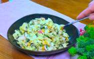 Салат с огурцами, редиской, яйцами и кукурузой