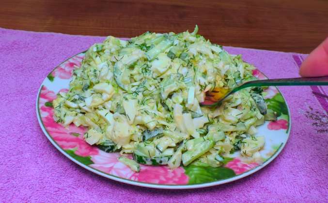 Салат из молодой капусты, огурцов и яйцом рецепт