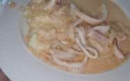 Тушеные кальмары в сметане с луком на сковороде