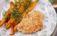 рецепт Куриные грудки в рисовой панировке с карамелизированной морковкой