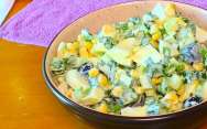 рецепт Салат с огурцом, яйцом, зеленым луком и маслинами