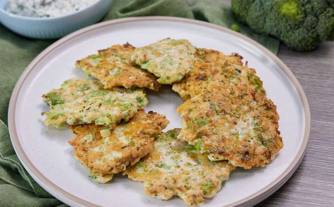 рецепт Куриные оладьи с брокколи и соусом Ранч Просто Кухня