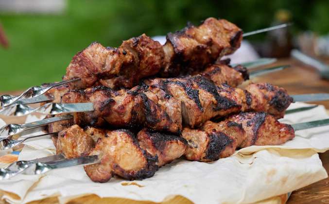 Шашлык на квасе из свинины и салат с морковкой по-корейски рецепт