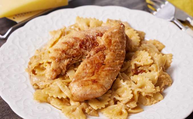 Паста с луковым соусом и курицей Просто Кухня рецепт