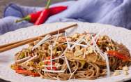 Соба со свининой и арахисовым соусом Просто Кухня