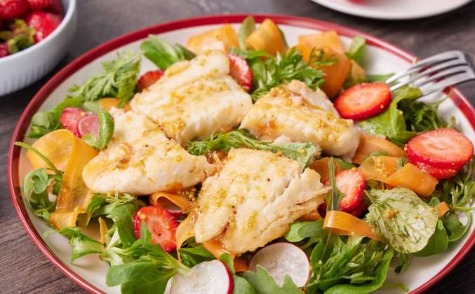 Рыбный салат с треской и клубникой Просто Кухня рецепт