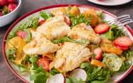 Рыбный салат с треской и клубникой Просто Кухня