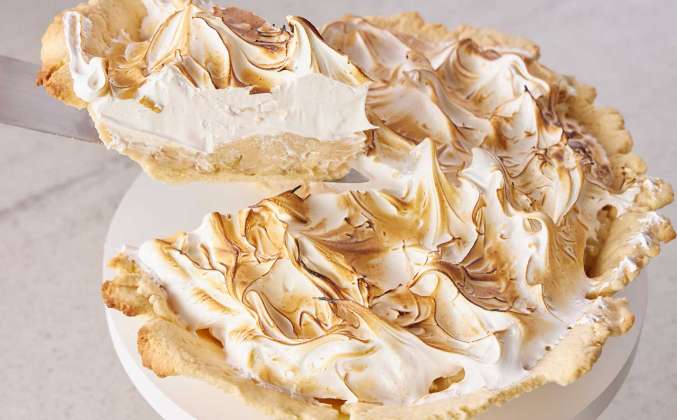 Сметанный пирог с изюмом и меренгой Просто Кухня рецепт