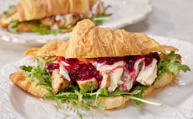 Круассан с индейкой, сыром камамбер и брусничным вареньем рецепт