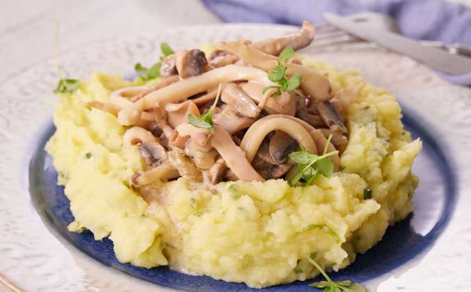 Бефстроганов из кальмара с картофельным пюре Просто Кухня рецепт