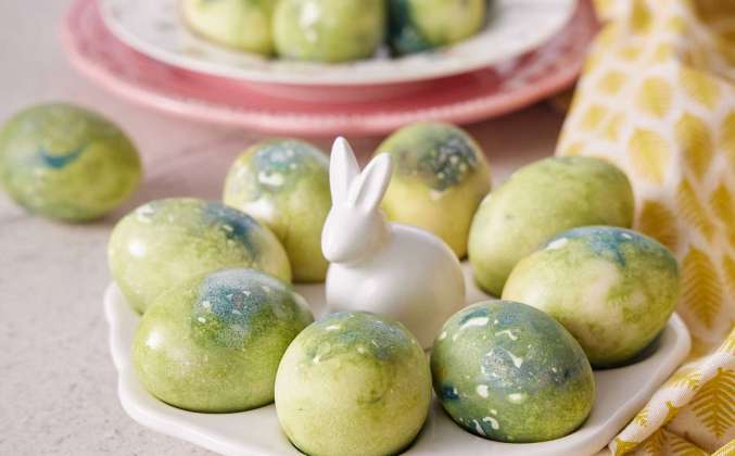 Пасхальные яйа с каркаде и зелёным чаем Просто Кухня рецепт