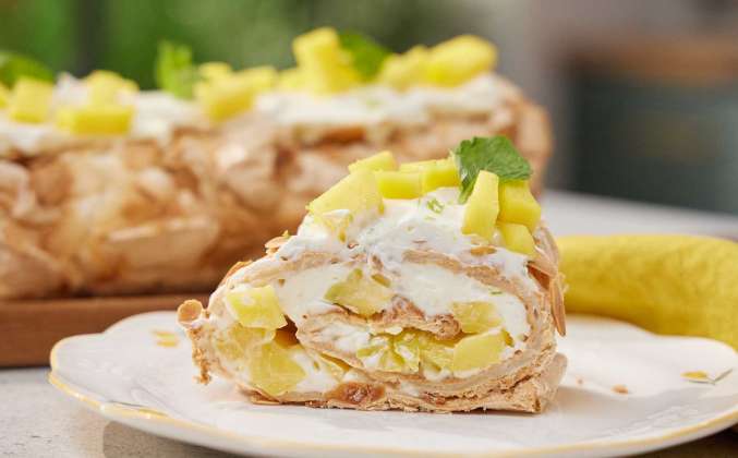 Меренговый рулет с манго и мятой Просто Кухня рецепт